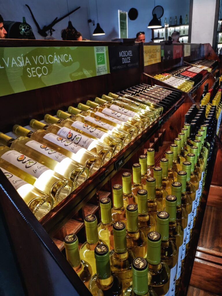 Weinflaschen in der Bodega La Geria in Lanzarote