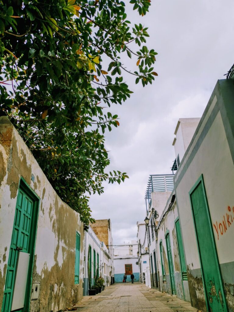 Gasse mit grünen Türen in Arrecife