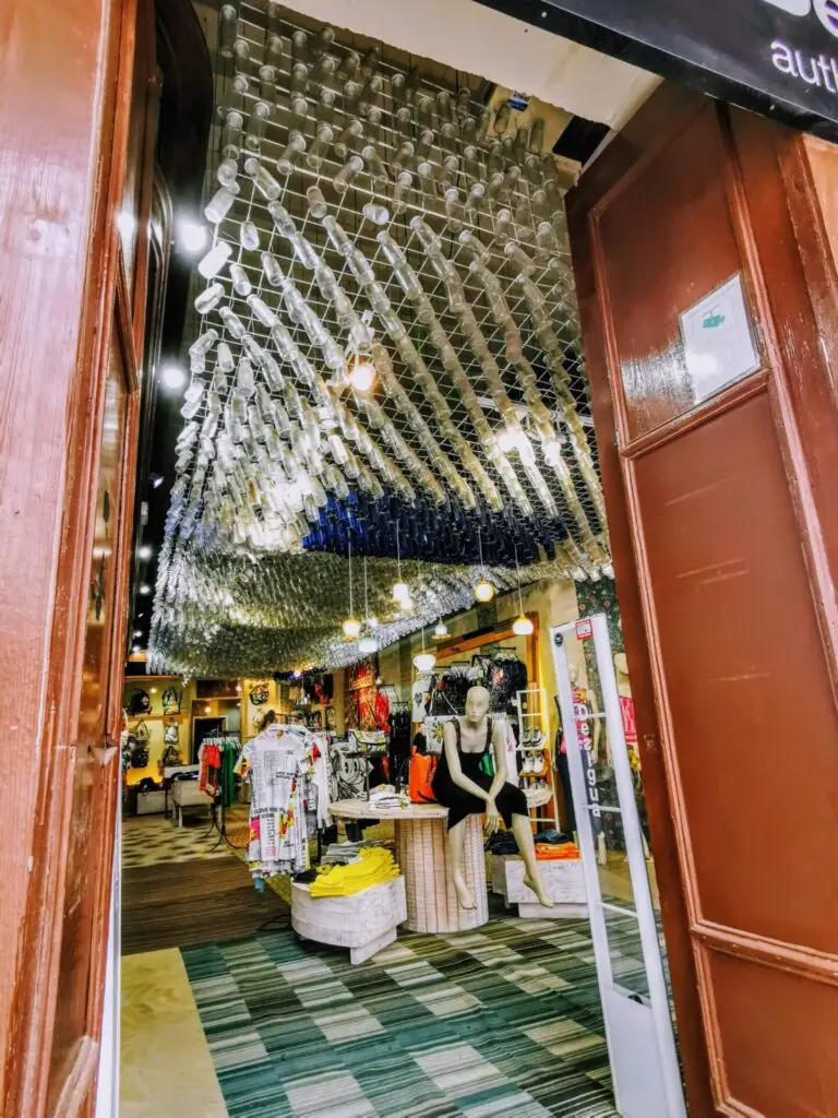 Shop mit Flaschen an der Decke in Arrecife 