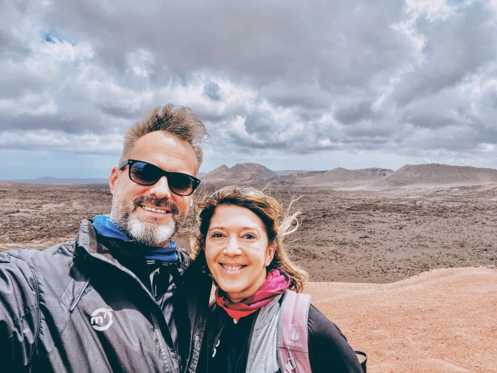 Pärchen im Naturpark Timanfaya in Lanzarote