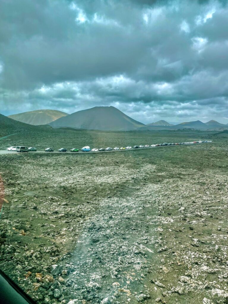 Landschaft mit Autokarawane im Naturpark Timanfaya in Lanzarote