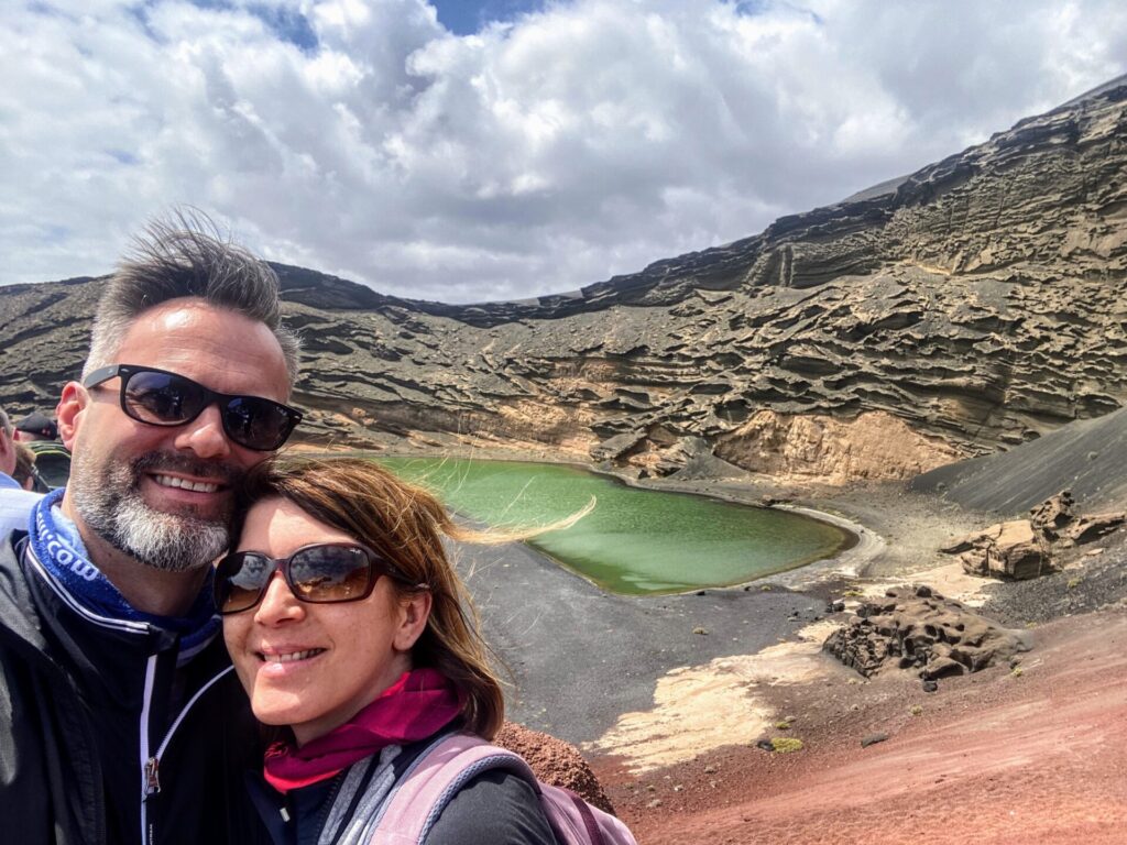 Pärchen am El Golfo und Lago Verde in Lanzarote