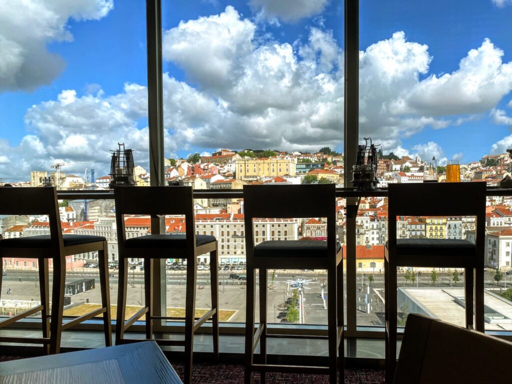 Zwei Stühle mit Lissabon im Hintergrund