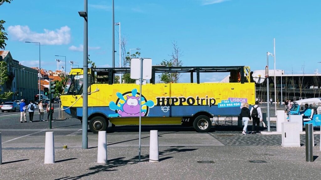 Gelber HIPPO-Trip-Bus in Lissabon