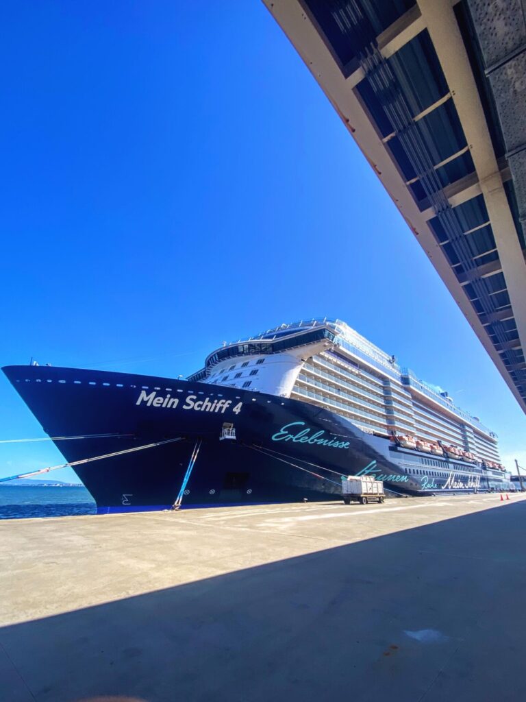 Mein Schiff am Hafen von Lissabon