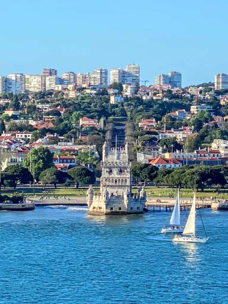 Blick auf Torre de Belém in Lissabon