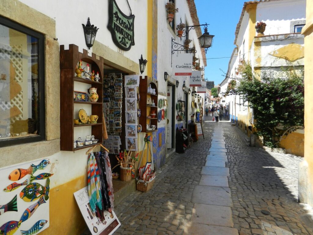 Bunte Häusergasse in Óbidos in Portugal