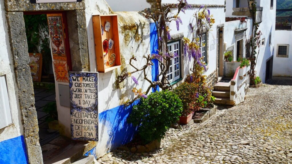 Bunte Häusergasse in Óbidos in Portugal