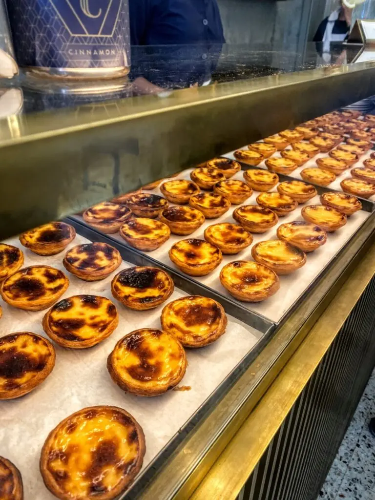 Pastéis de Belém in einer Theke in Lissabon