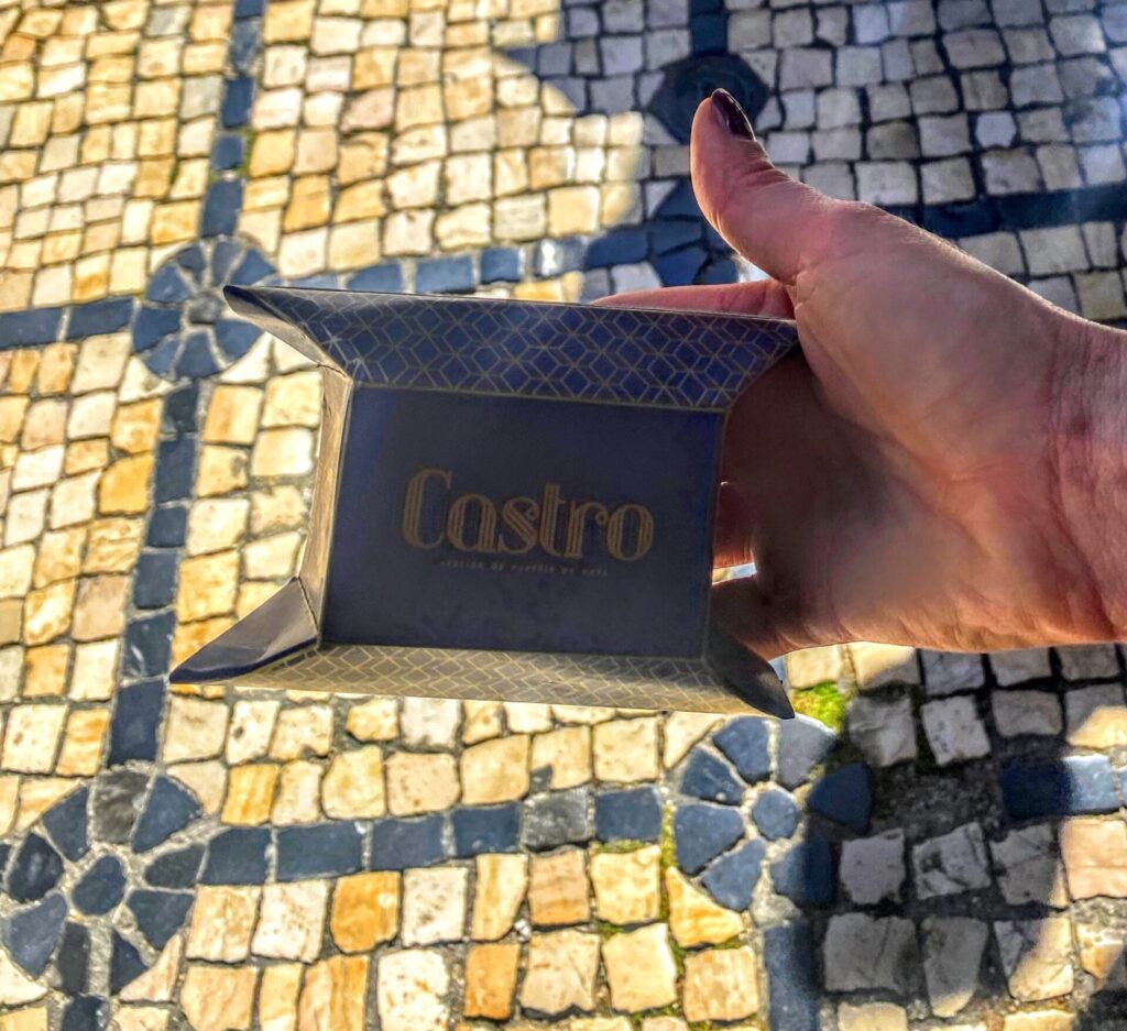 Pastéis de Belém in einem Karton in Lissabon