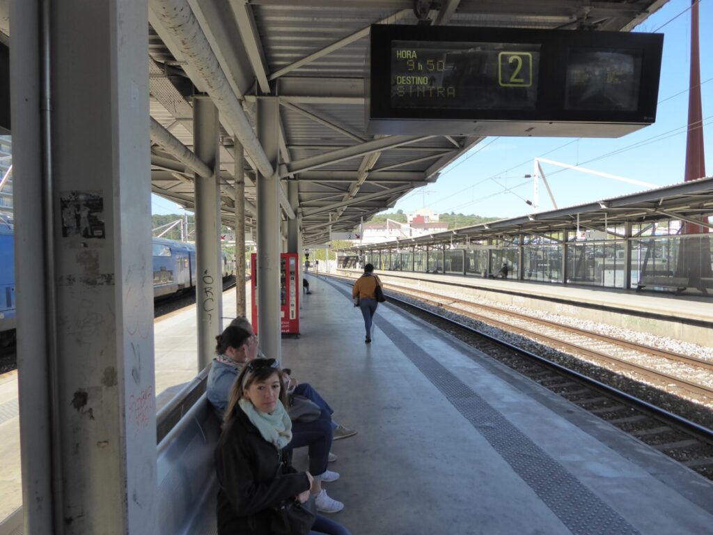 Bahnhofstation in Lissabon mit Frau auf einer Bank