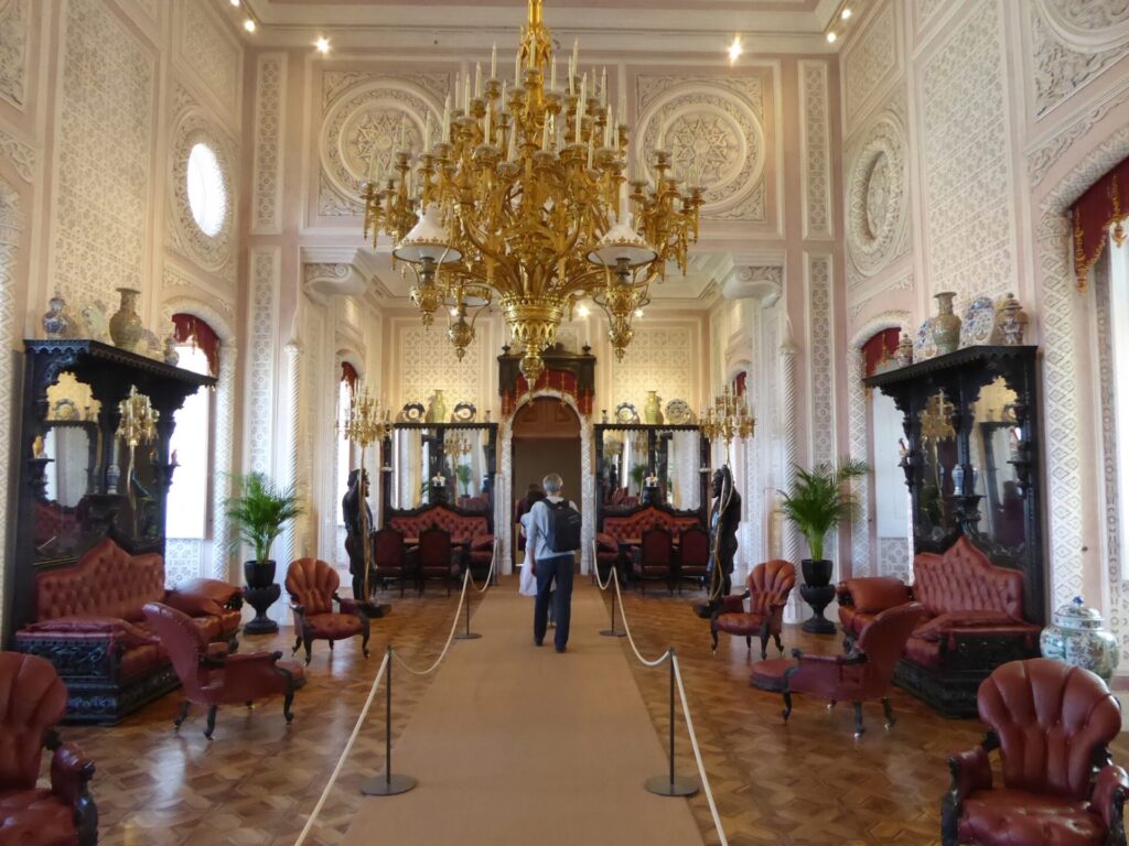 Saal mit Kronleuchtre im Palacio Nacional da Pena in Portugal