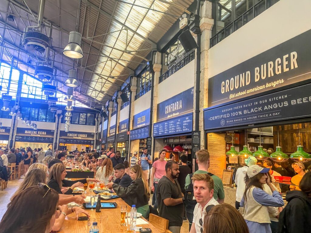Time Out Market von innen in Lissabon