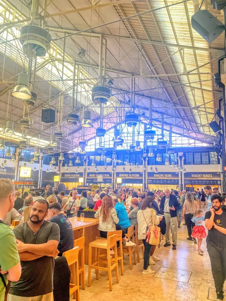 Time Out Market von innen in Lissabon