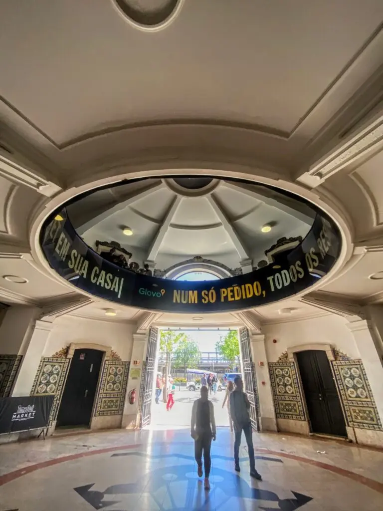 Eingang zum Time Out Market von innen in Lissabon