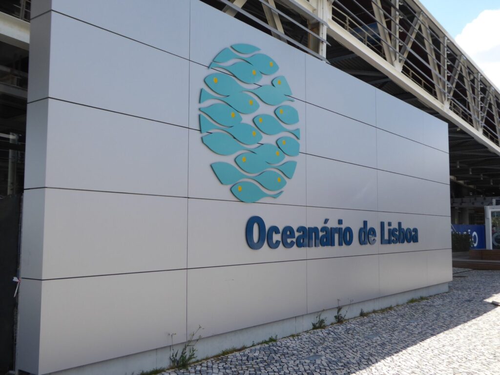 Logo vom Oceanário de Lisboa an einer Wand