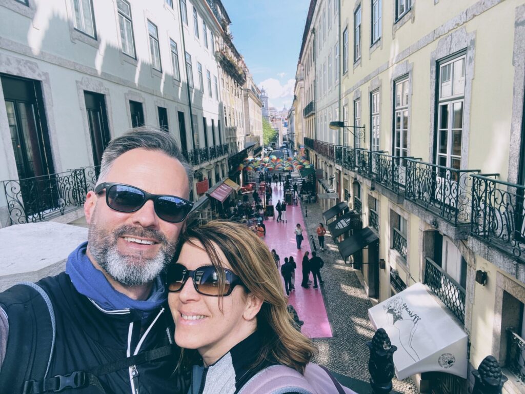 Pärchen in der Pink Street von Lissabon