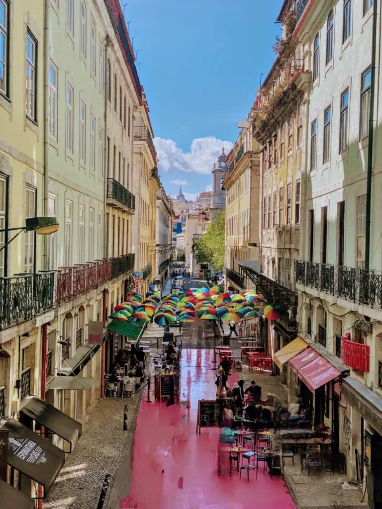 Blick in die Pink Street von Lissabon