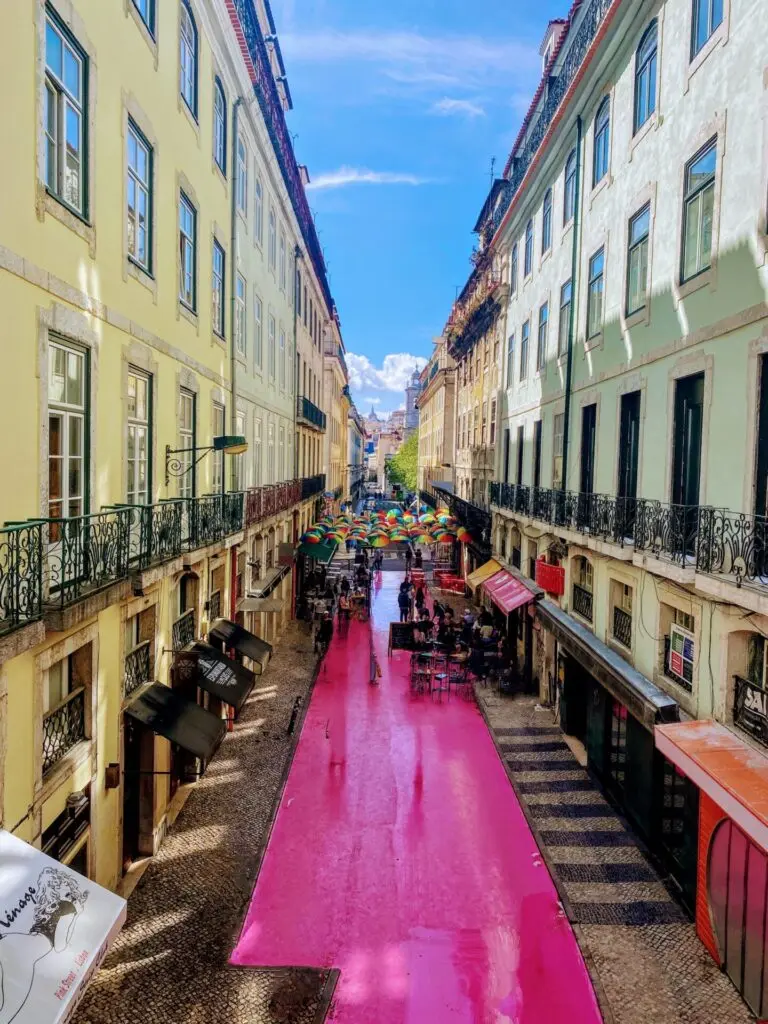 Blick in die Pink Street von Lissabon