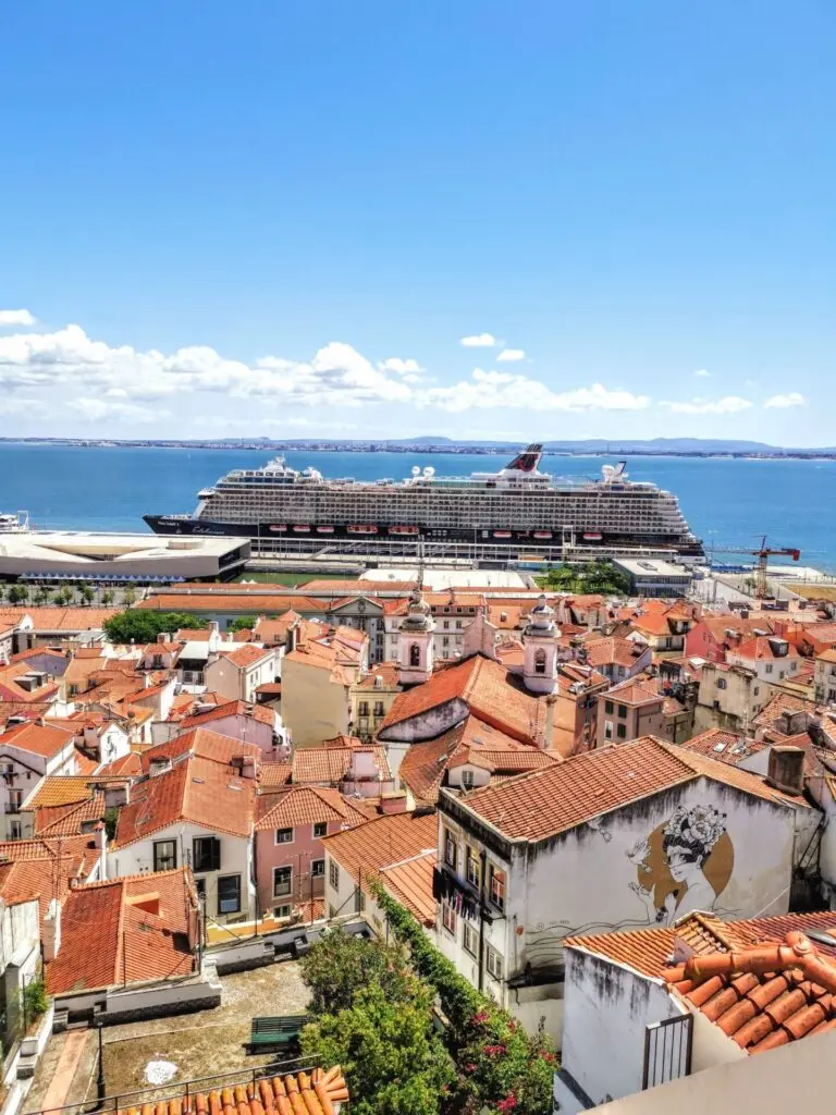 Blick auf Alfama und Mein Schiff in Lissabon