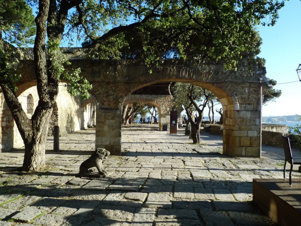 Steinweg im Garten vom Castelo de São Jorge  in Lissabon