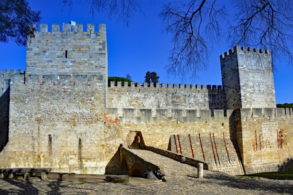 Castelo de São Jorge von außen in Lissabon