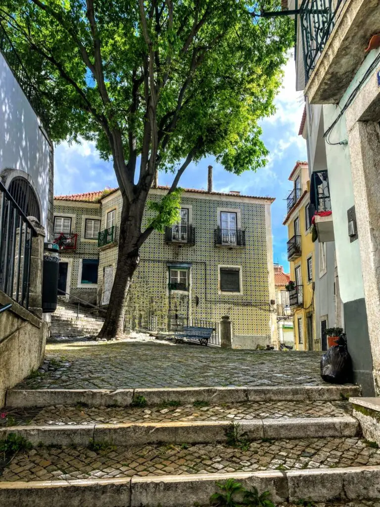 Treppe und Haus mit Fliesen in Lissabon