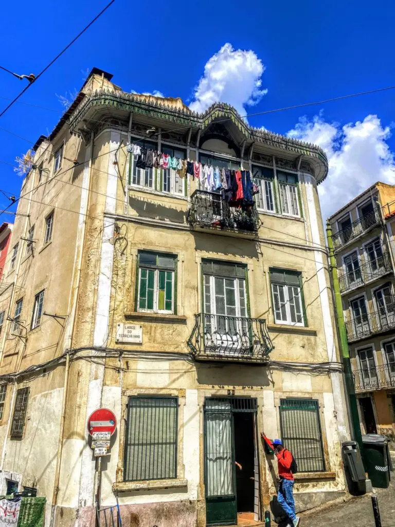 Historisches Haus mit Wäsche an der Hauswand in Lissabon