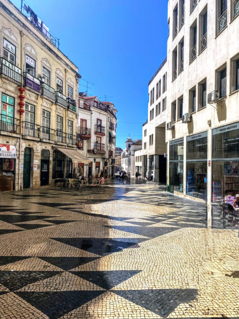Straße mit Fliesenboden im Zentrum von Lissabon