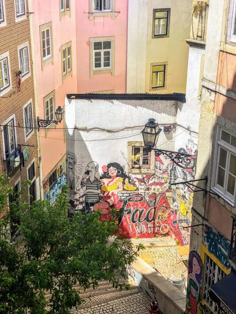 Bunte Gasse mit Street Art im Zentrum von Lissabon