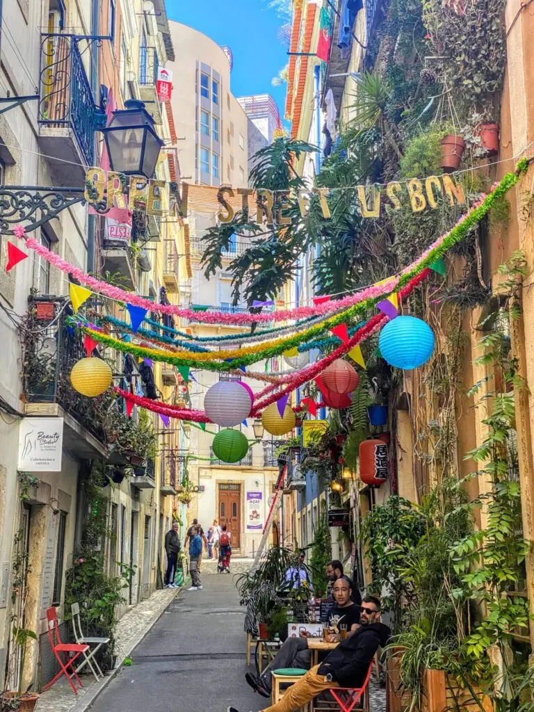 Bunte Gasse mit Ballon uns Girlanden in Lissabon
