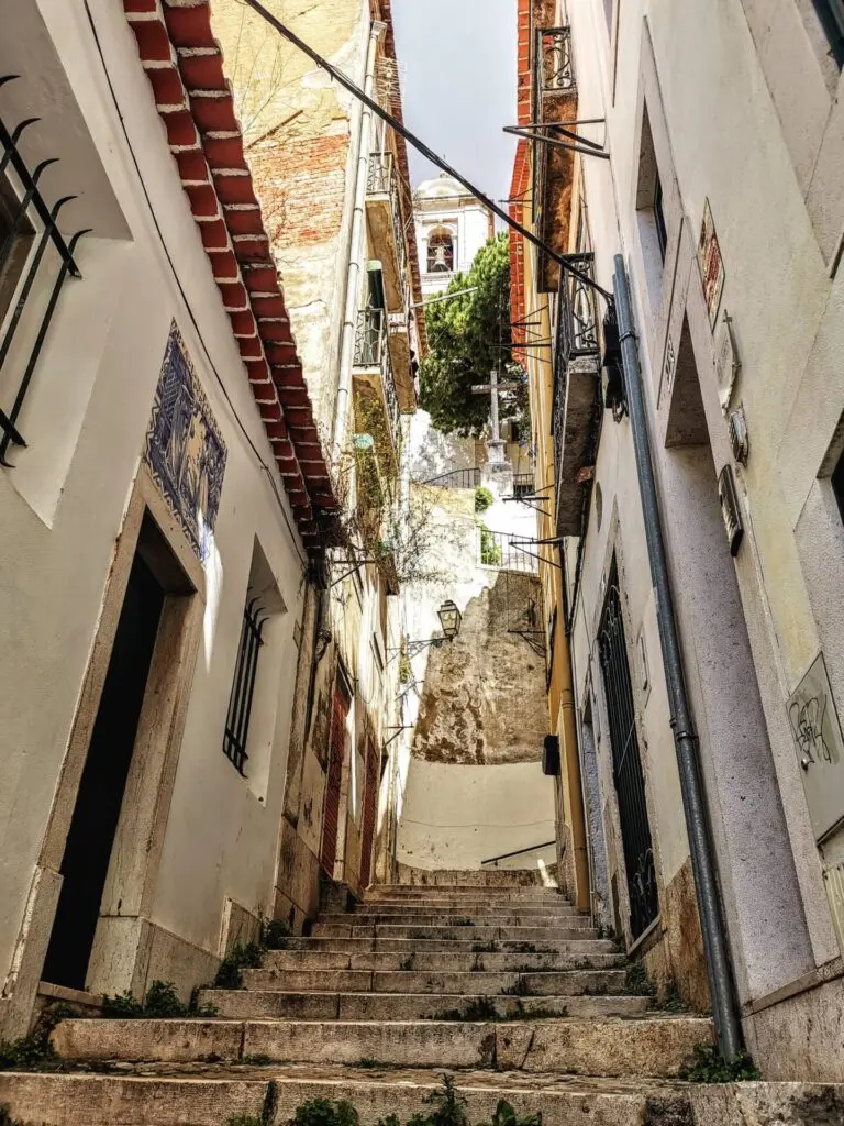 Bunte Gasse im Zentrum von Lissabon