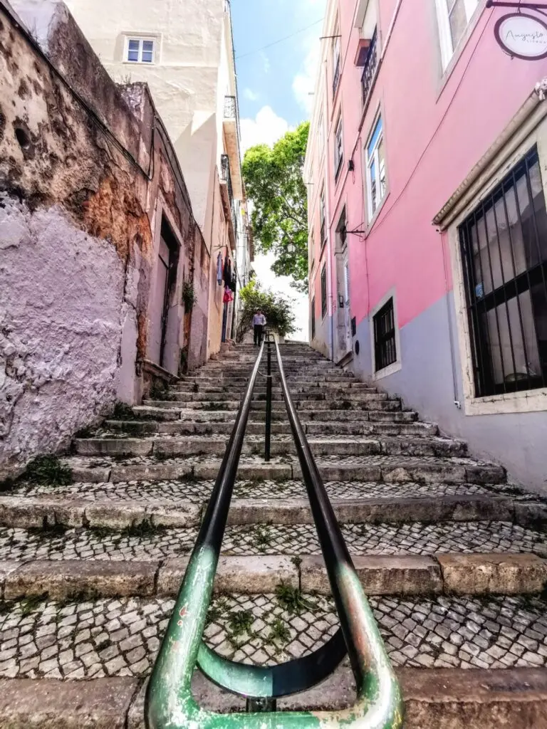 Bunte Gasse im Zentrum von Lissabon