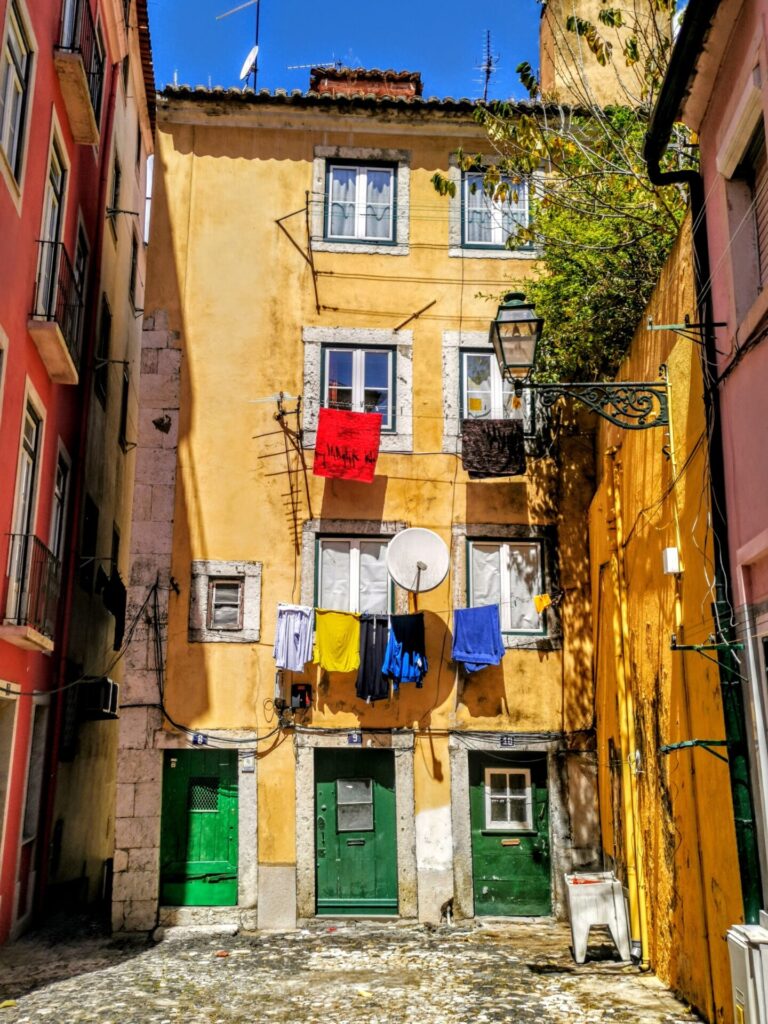 Hinterhof mit bunter Wäsche auf Leinen in Lissabon