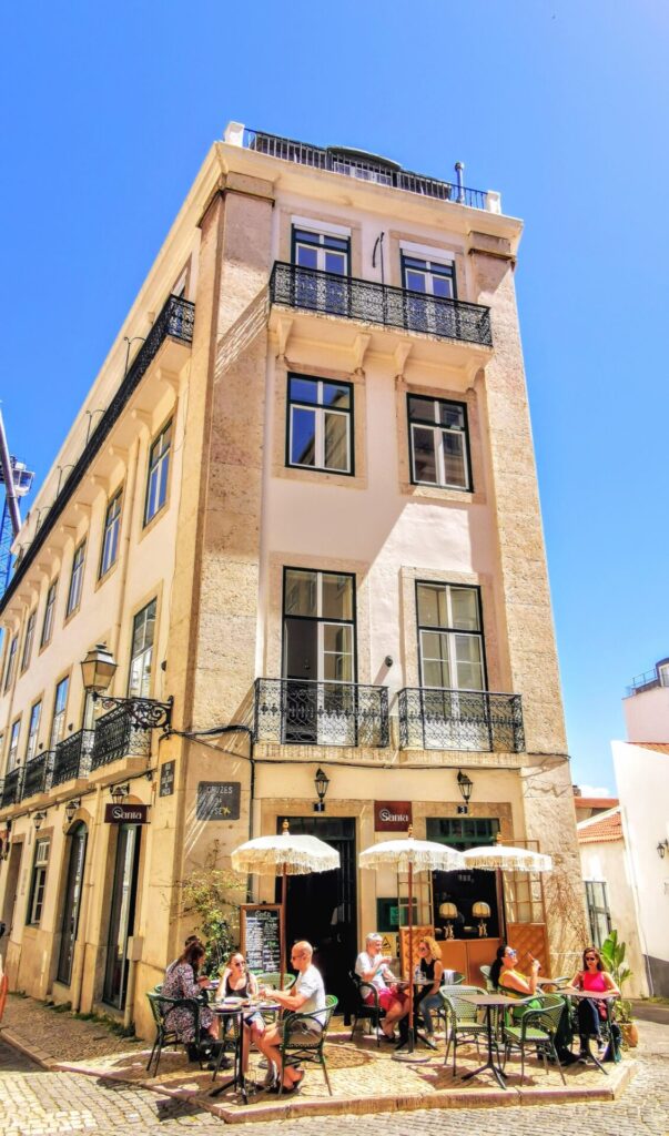 Schmales Haus mit Kaffee in Lissabon