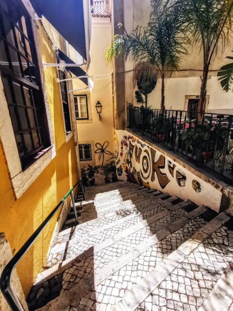 Bunte Gasse im Zentrum von Lissabon