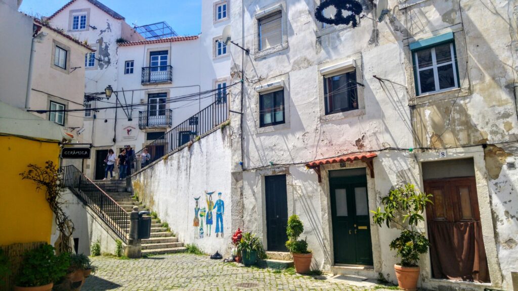 Gasse mit Treppe und Wandmalerei in Lissabon