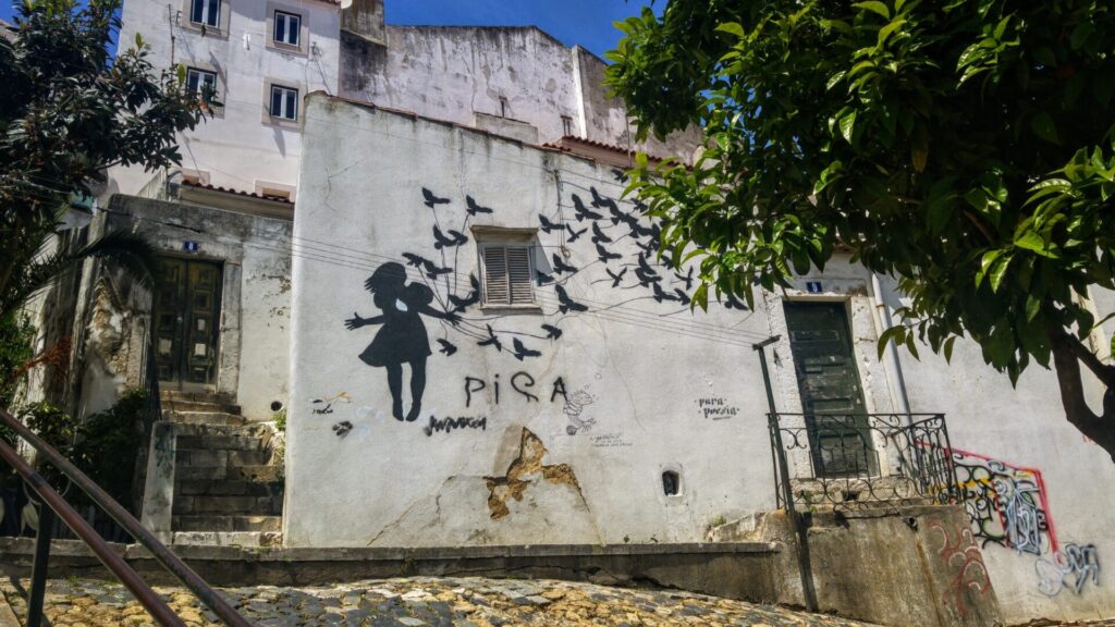 Haus mit Street Art im Zentrum von Lissabon