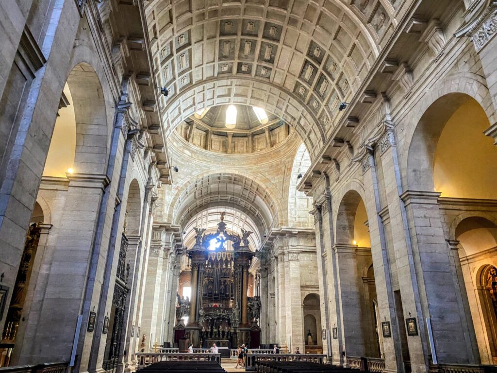 Mittelgang der Kathedrale von Lissabon
