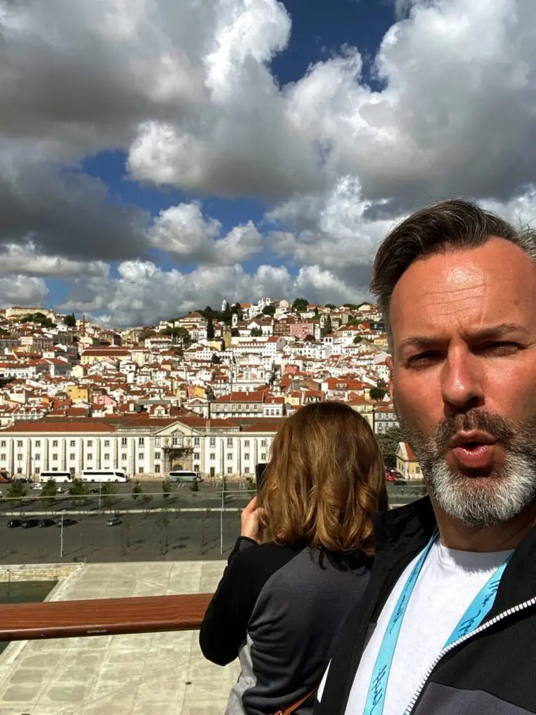 Pärchen mit Blick auf  Lissabon 