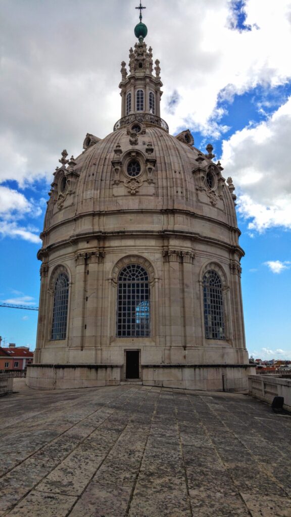Wendeltreppe mit Dach mit Kuppel der  Basílica da Estrela in Lissabon