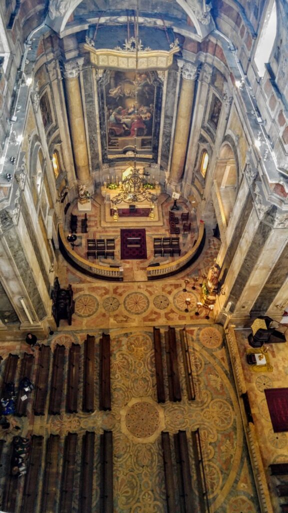Blick in die Basílica da Estrela von oben in Lissabon