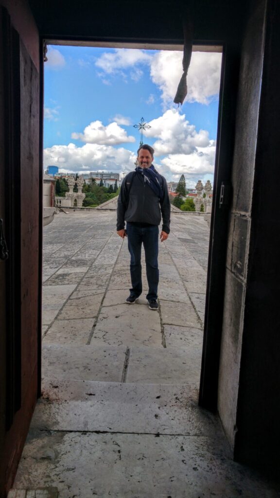 Mann auf dem Dach der Basílica da Estrela in Lissabon