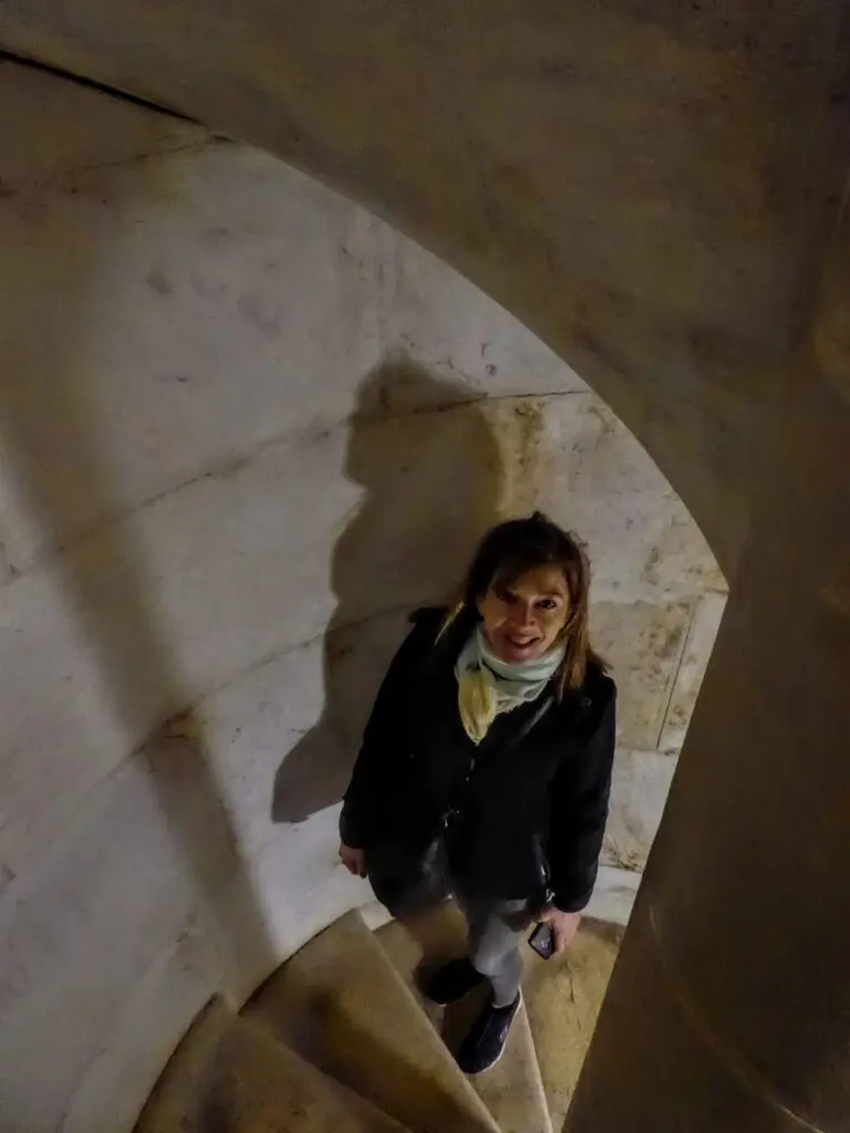 Wendeltreppe mit Frau in der Basílica da Estrela in Lissabon