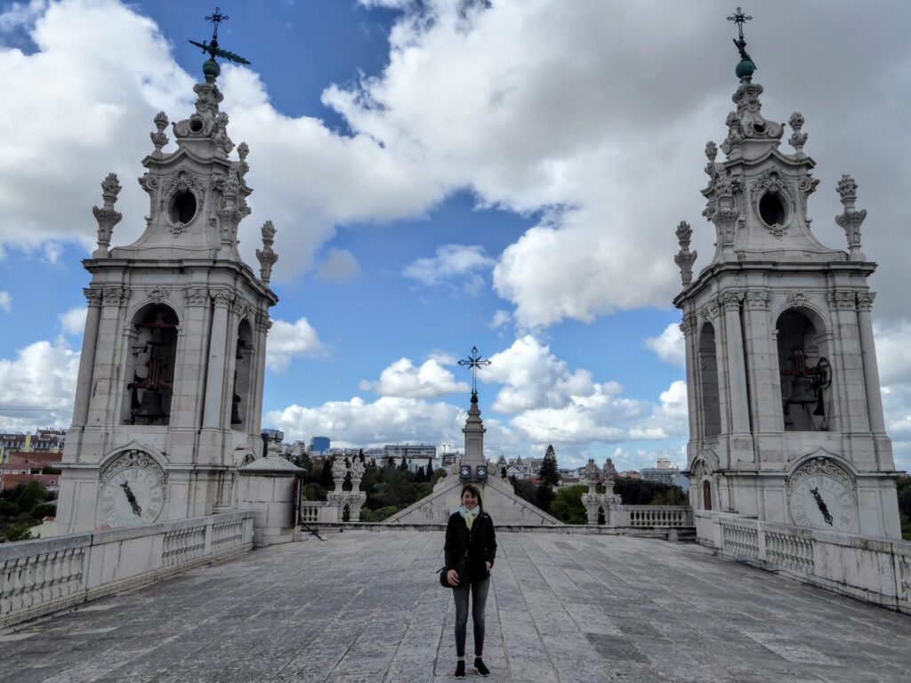 Frau auf dem Dach der Basílica da Estrela in Lissabon