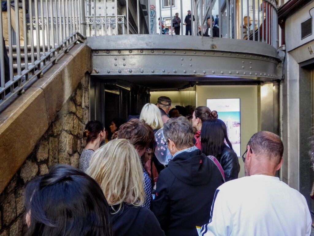 Warteschlange vor dem Elevador de Santa Justa in Lissabon