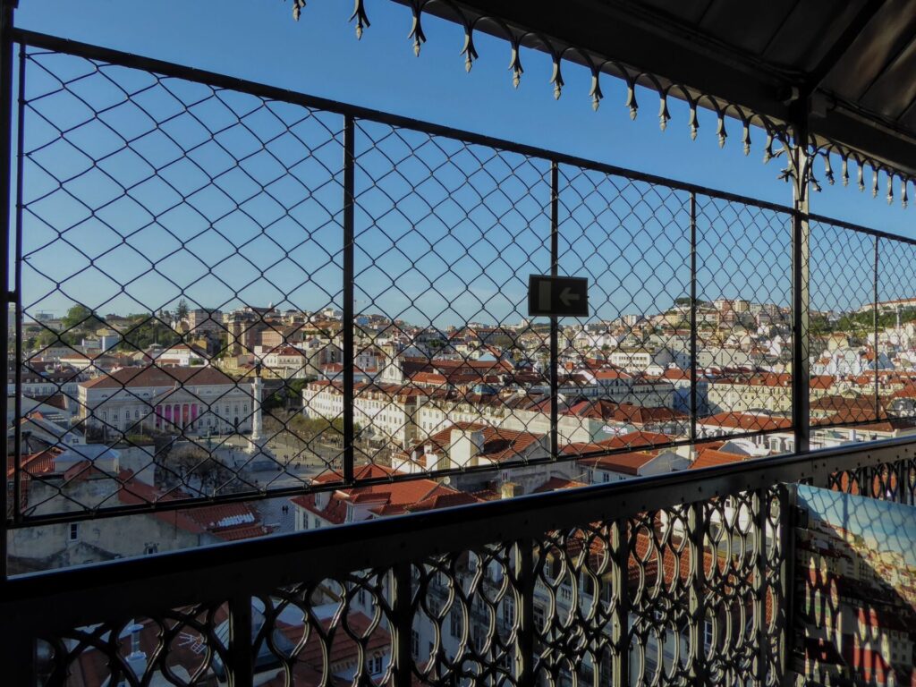 Ausblick vom  Elevador de Santa Justa in Lissabon