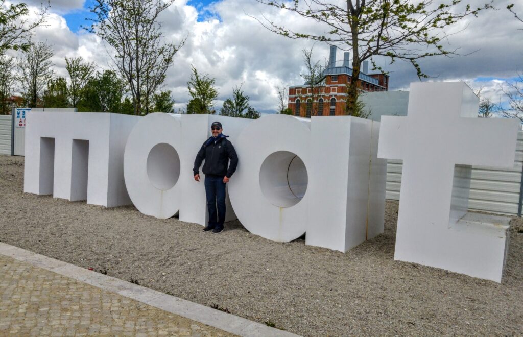 Mann vor dem Schriftzug MAAT in Lissabon