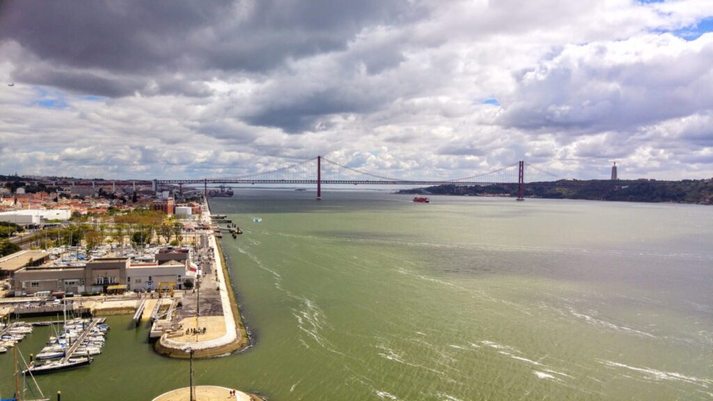 Ausblick vom Padrão dos Descobrimentos auf Lissabon