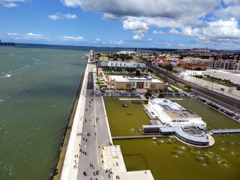 Ausblick vom Padrão dos Descobrimentos auf Lissabon